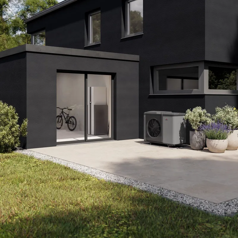 Neubau mit moderner Wärmepumpe in ruhiger Abendstimmung